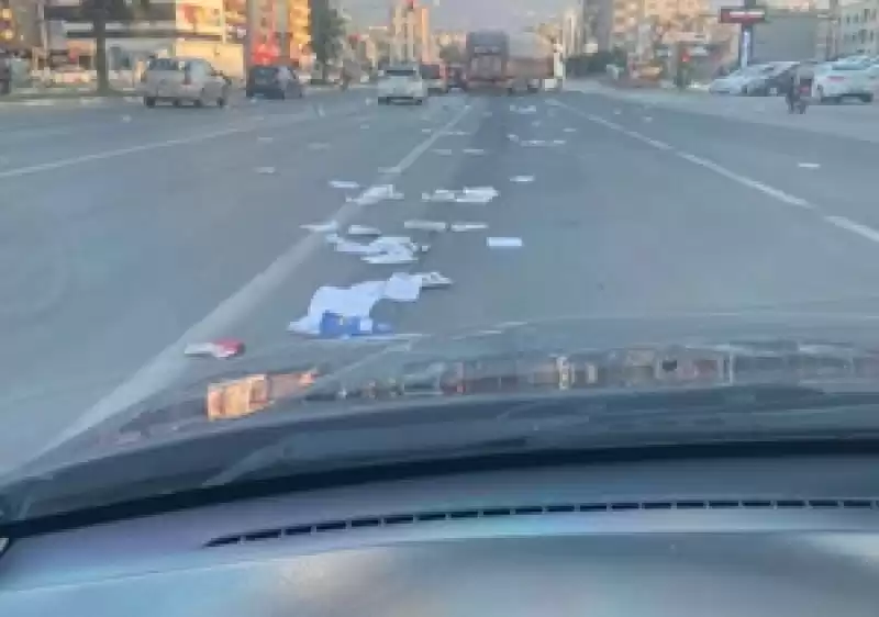 Kamyondan Dökülen Kitaplar Yolu Kapladı, Trafiği Aksattı!