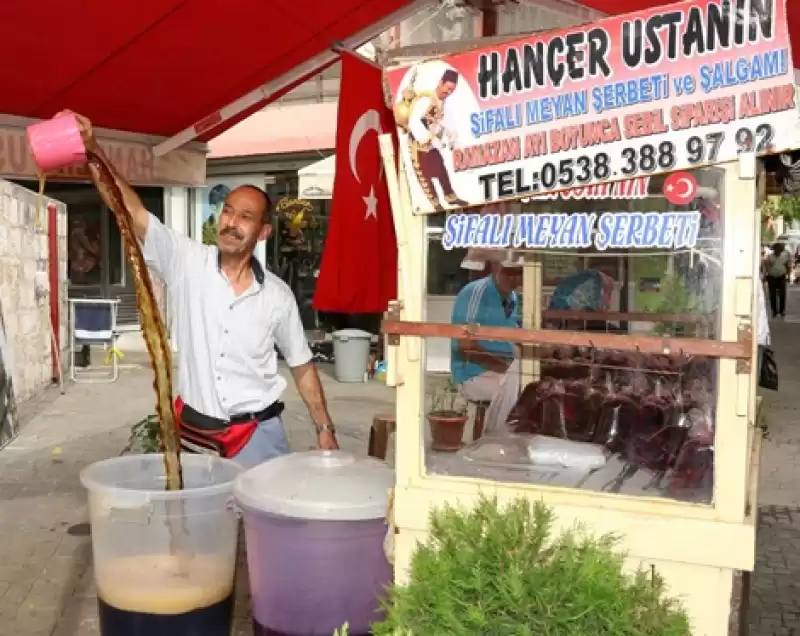 Serinletici Ve Faydalı Bir Içecek: Meyan şerbeti