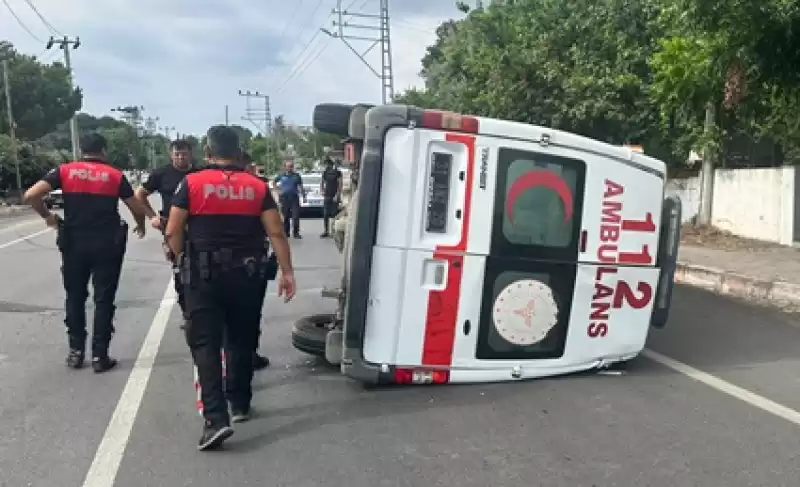 Hatay'da Devrilen Ambulanstaki 2 Sağlık Personeli Yaralandı