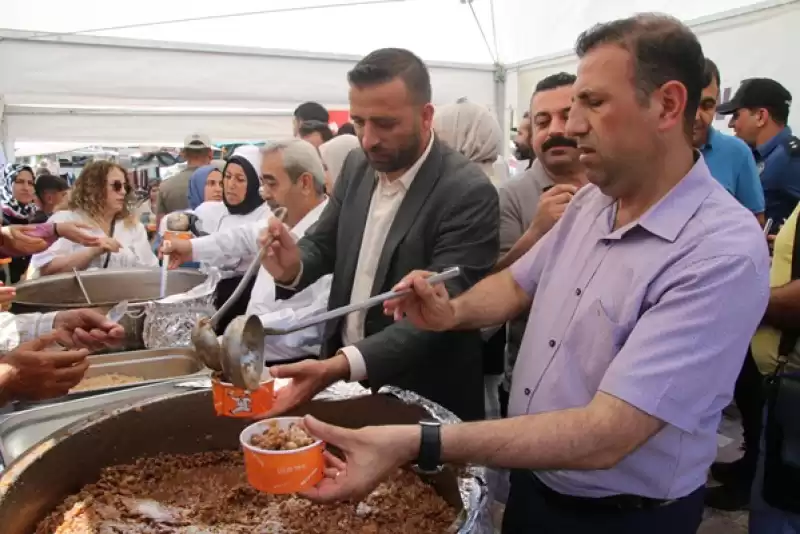 Altınözü'nde Vatandaşlara Aşure Ikram Edildi