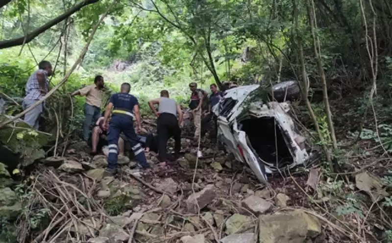 Hatay'da Uçuruma Yuvarlanan Otomobildeki 2 Kişi Yaralandı