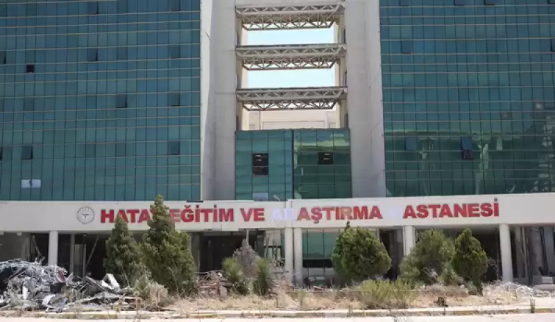 Hatay'da Depremlerde Hasar Gören Hastanenin Yıkım çalışmalarına Başlandı