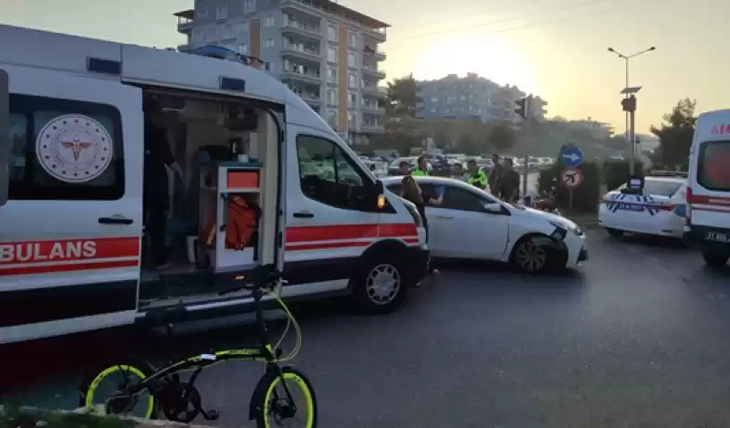 Hatay'da Otomobilin çarptığı Motosikletteki 4 Kişi Yaralandı 