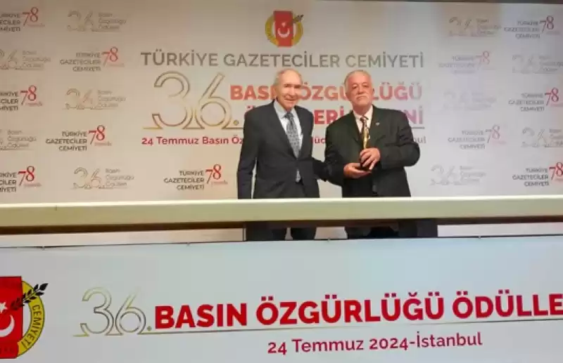 Mithat Kalaycıoğlu’na ödülü Altan Öymen Tarafından Takdim Edildi