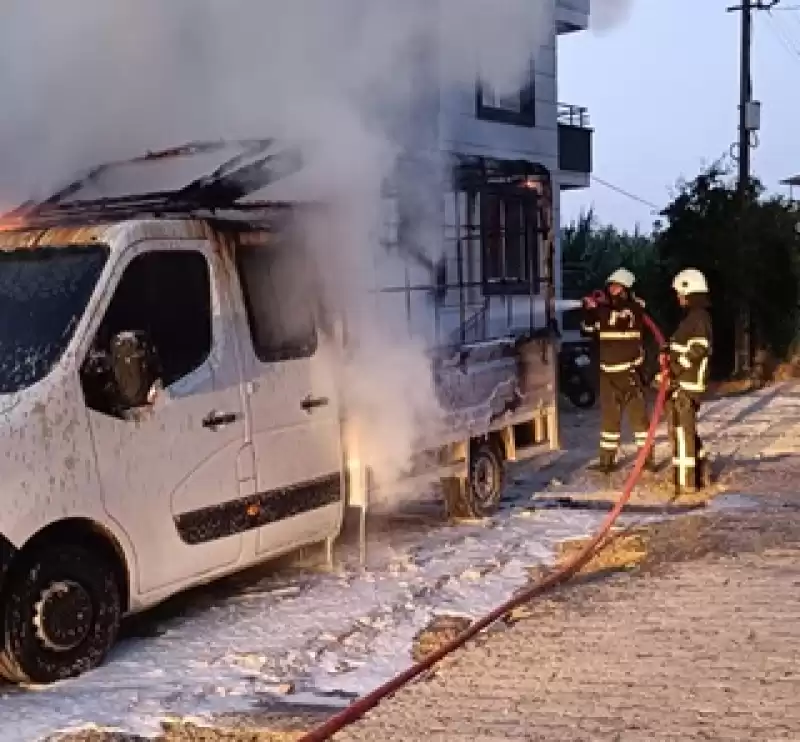 Hatay'da Park Halindeki Pikapta çıkan Yangın Söndürüldü