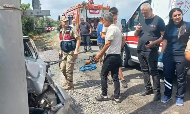 Hatay'da Aydınlatma Direğine çarpan Otomobilin Sürücüsü öldü