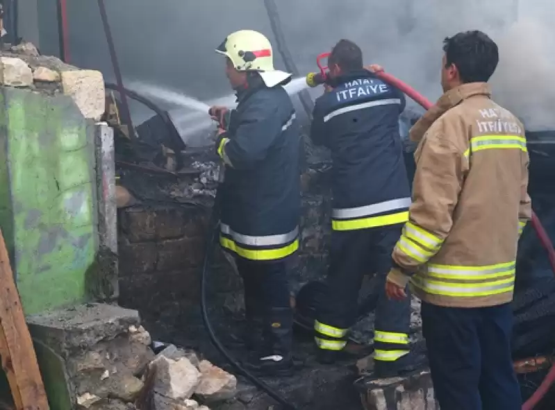 Hatay'da Binanın Deposunda çıkan Yangın Söndürüldü