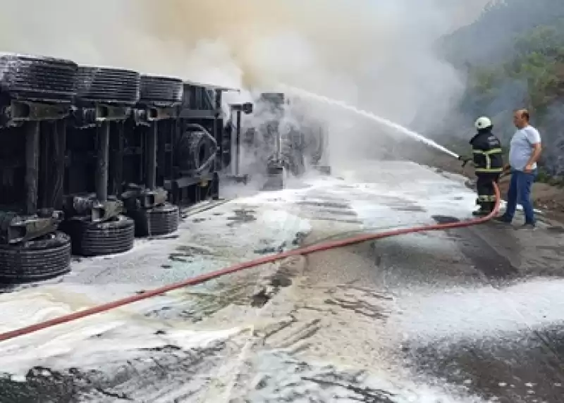 Hatay'da çarpışan Tır Ve Otomobilin Sürücüleri Yaralandı