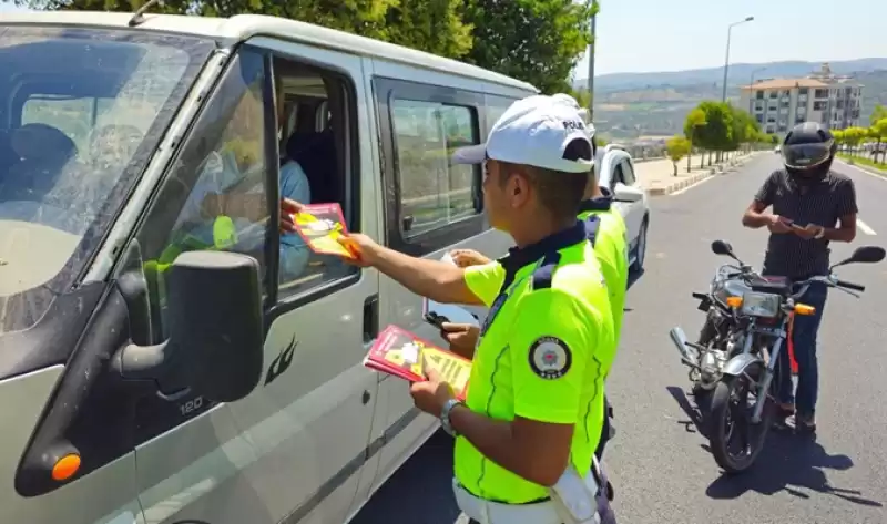 Altınözü'nde Trafik Polisleri Sürücüleri Bilgilendirdi