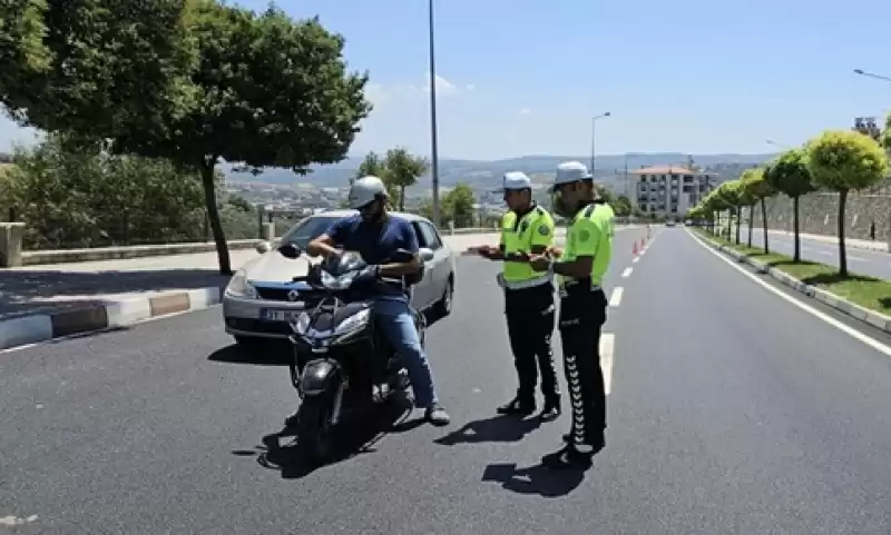 Altınözü'nde Trafik Polisleri Sürücüleri Bilgilendirdi