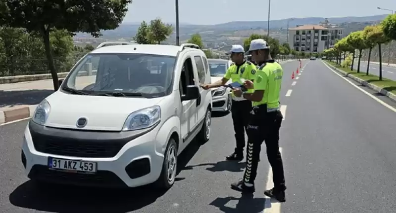 Altınözü'nde Trafik Polisleri Sürücüleri Bilgilendirdi