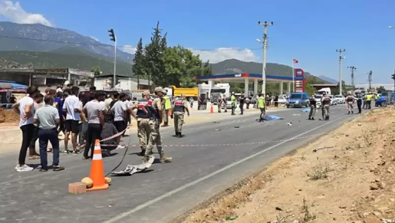 Hatay'da Kamyonetin çarptığı Motosikletteki 2 Kişi öldü