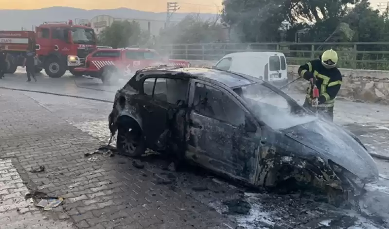 Antakya'da Park Halindeki Otomobil Yandı 