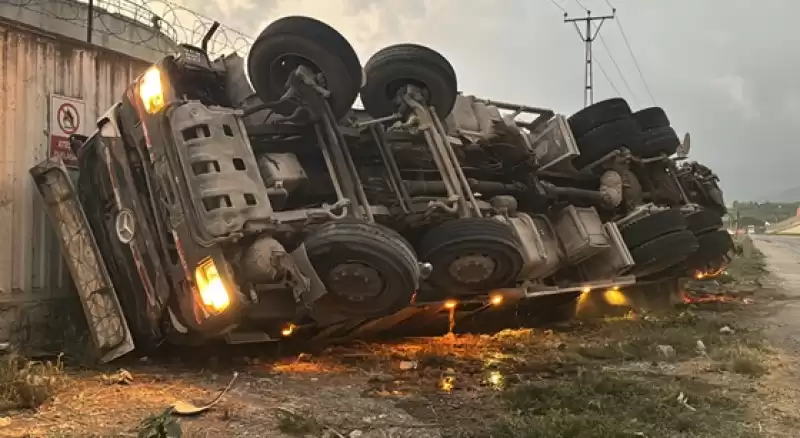 Hatay'da Freni Patlayan Beton Pompası Devrildi