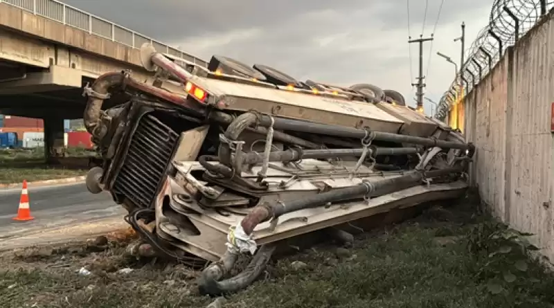 Hatay'da Freni Patlayan Beton Pompası Devrildi