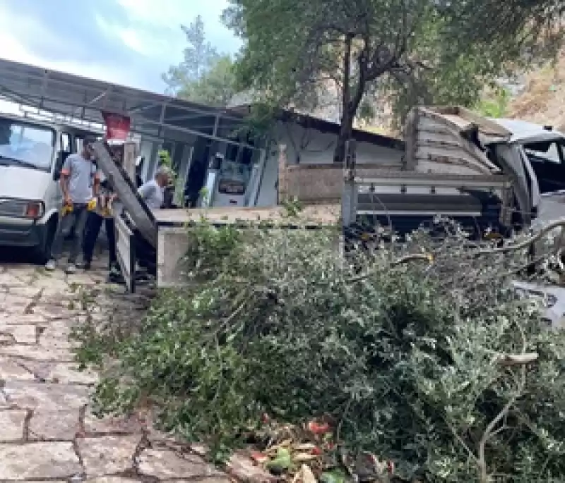 Hatay'da Freni Arızalanan Kamyonet Kooperatifin Bahçesine Devrildi