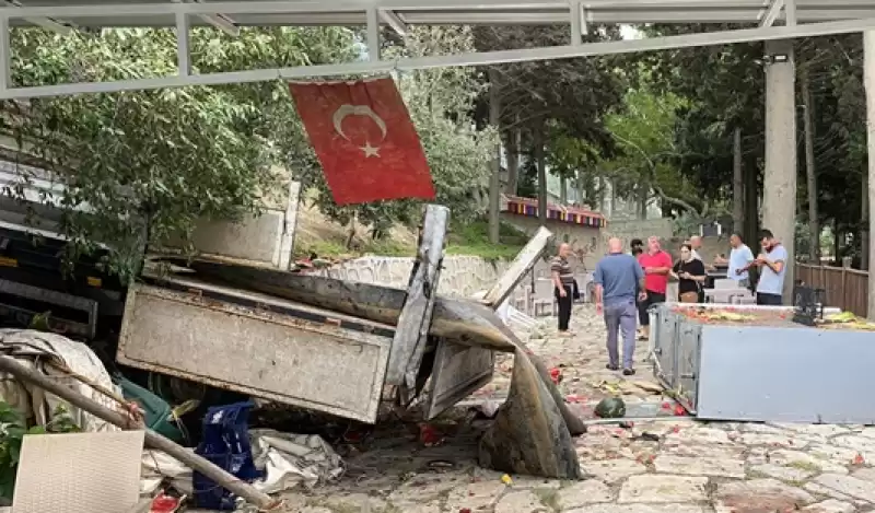 Hatay'da Freni Arızalanan Kamyonet Kooperatifin Bahçesine Devrildi