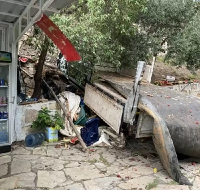 Hatay'da Freni Arızalanan Kamyonet Kooperatifin Bahçesine Devrildi