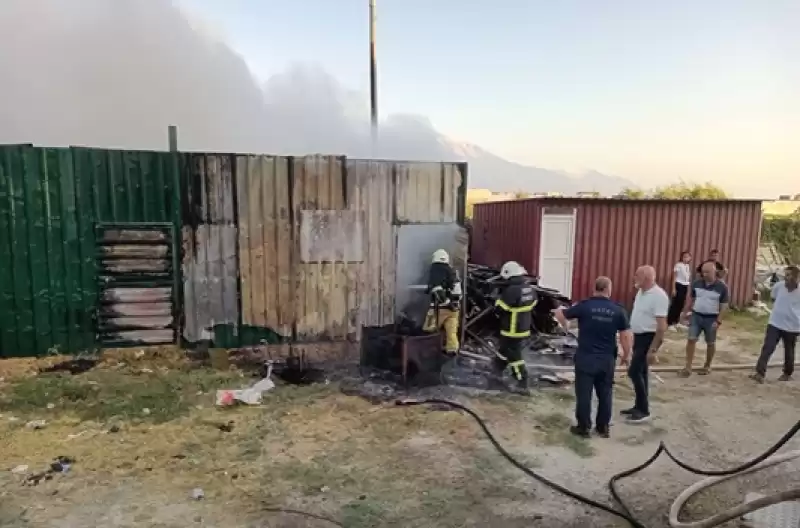 Hatay'da Depoda çıkan Yangın Söndürüldü