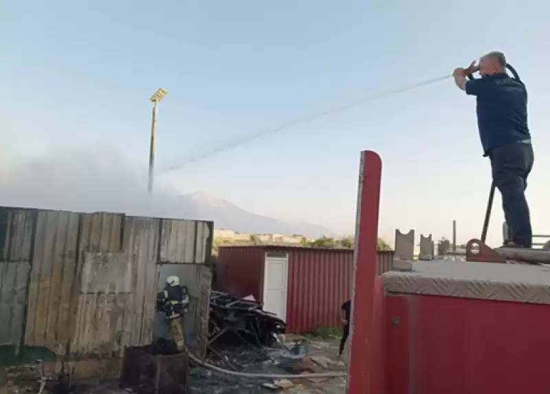 Hatay'da Depoda çıkan Yangın Söndürüldü