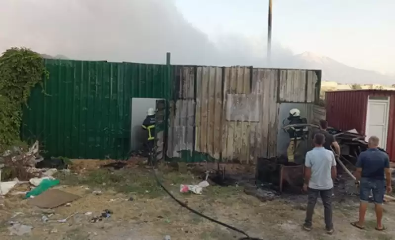 Hatay'da Depoda çıkan Yangın Söndürüldü