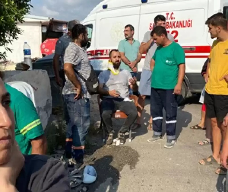 Hatay'da Ambulans Ile Hafif Ticari Aracın çarpışması Sonucu 9 Kişi Yaralandı