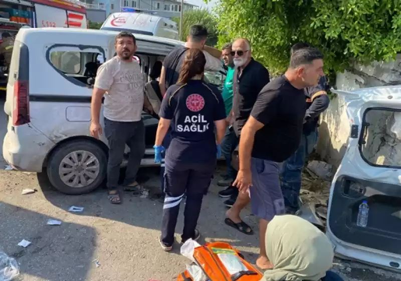 Hatay'da Ambulans Ile Hafif Ticari Aracın çarpışması Sonucu 9 Kişi Yaralandı