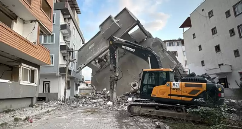 Hatay’da Kontrollü Yıkımına Başlanan 5 Katlı Bina Yan Yattı