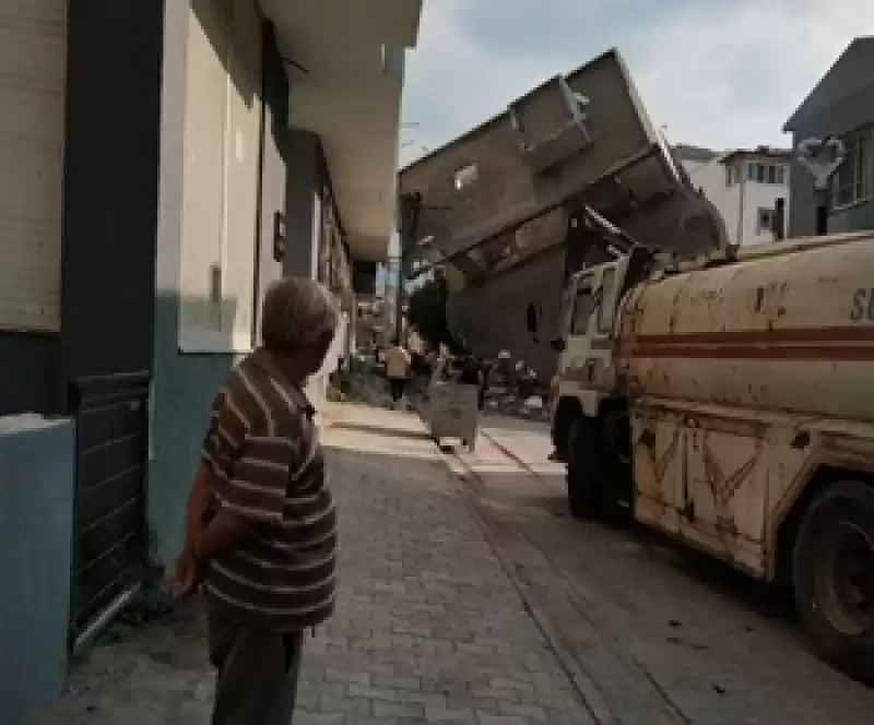 Yıkımda Gerilen Vatandaşı Polis Sakinleştirdi!