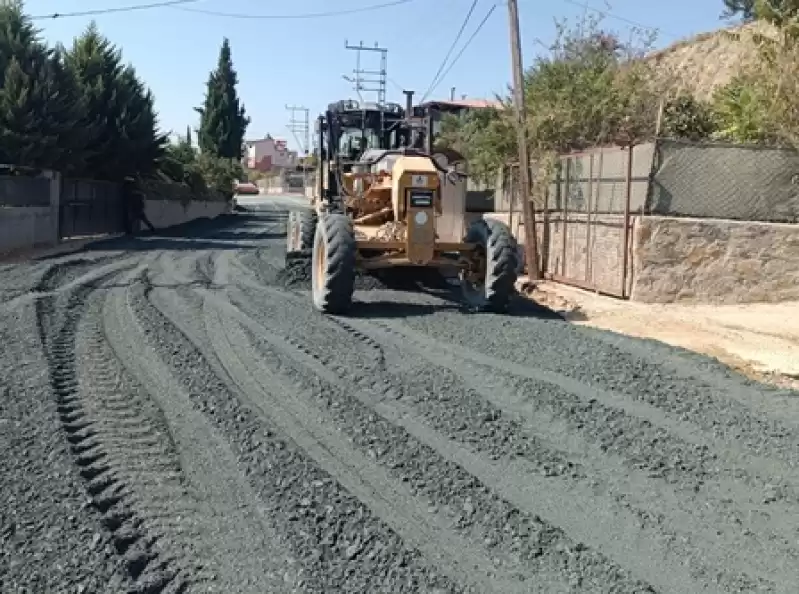 Başkan Yapar, Gülderen Mahallesi’nde Yürüttüğü Asfalt çalışmalarında Incelemelerde Bulundu