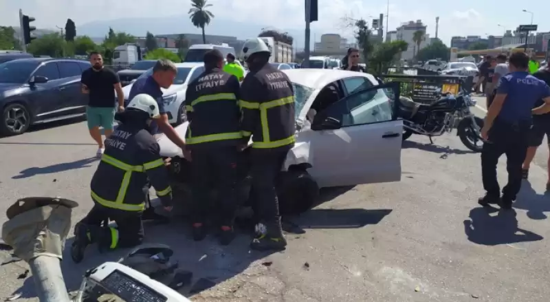 İskenderun'da Otomobilin çarptığı Motosiklet Ve Bisikletin Sürücüleri Yaralandı