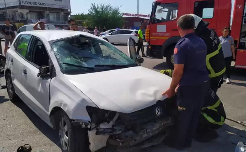 İskenderun'da Otomobilin çarptığı Motosiklet Ve Bisikletin Sürücüleri Yaralandı