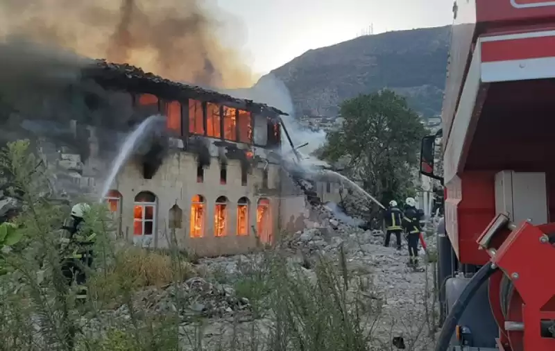 Antakya'da 2 Katlı Boş Binada çıkan Yangın Söndürüldü