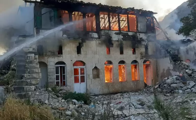 Antakya'da 2 Katlı Boş Binada çıkan Yangın Söndürüldü