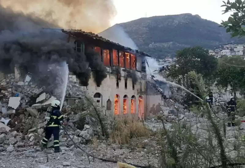 Antakya'da 2 Katlı Boş Binada çıkan Yangın Söndürüldü