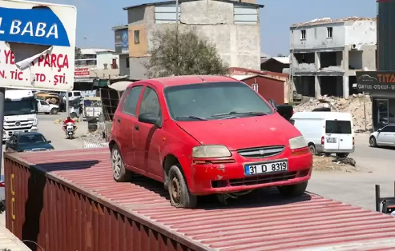 Dede Hatırası Atıl Aracı Korumak Için Konteynerin üstüne Yerleştirdi