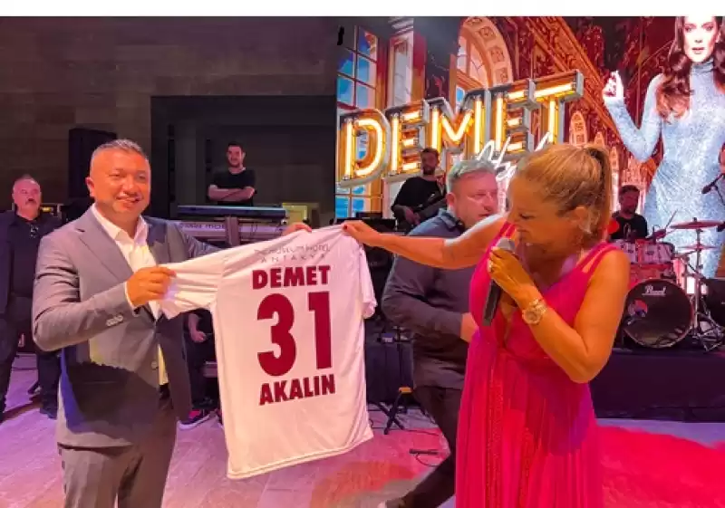 Deprem Yetimlerine Düzenlenen Konserde Zeydan Ve Akalın Katılanları Coşturdu