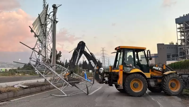 İskenderun'da Damperi Açık Unutulan Tır, Trafik Levhalarını Devirdi