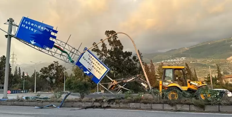 İskenderun'da Damperi Açık Unutulan Tır, Trafik Levhalarını Devirdi