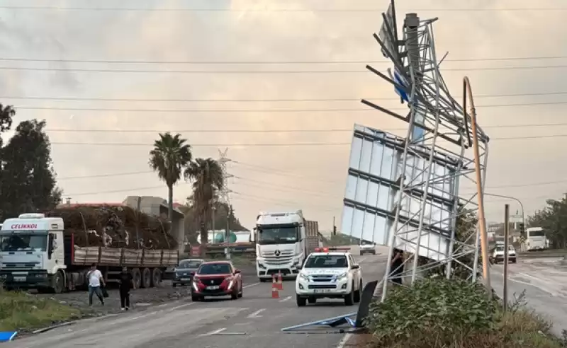 İskenderun'da Damperi Açık Unutulan Tır, Trafik Levhalarını Devirdi