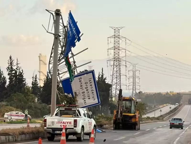 İskenderun'da Damperi Açık Unutulan Tır, Trafik Levhalarını Devirdi