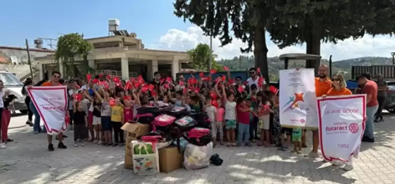 Hatay Esnafından Aldıkları Kırtasiye ürünlerini çocuklara Dağıttılar