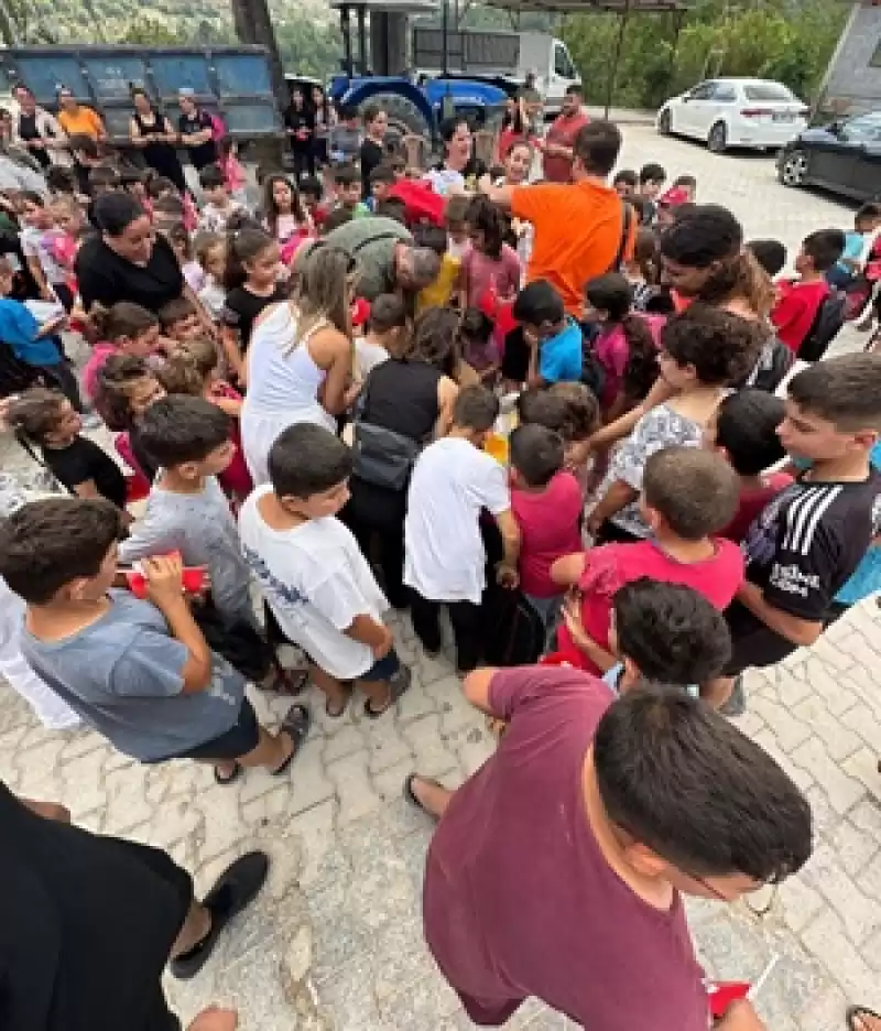 Hatay Esnafından Aldıkları Kırtasiye ürünlerini çocuklara Dağıttılar