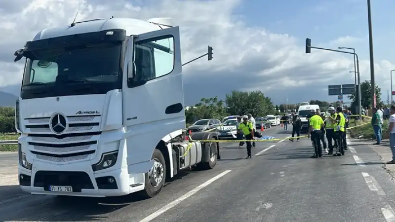 Hatay'da Tırın çarptığı 4 Yaşındaki çocuk öldü, Kardeşi Ve Annesi Yaralandı 