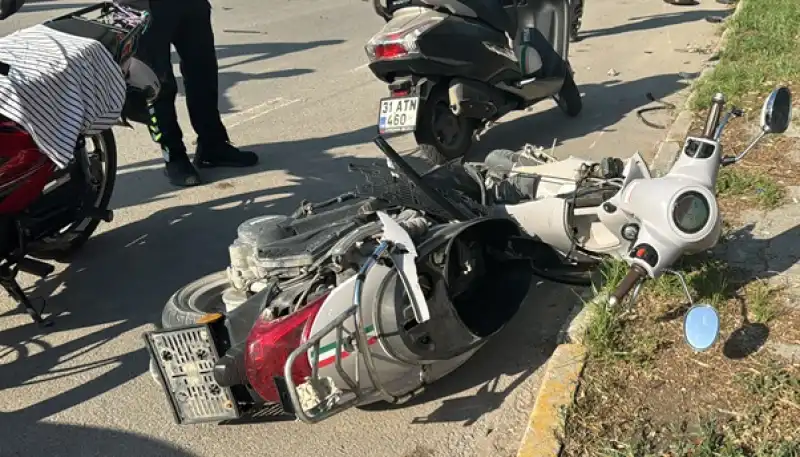 Hatay'da Otomobilin çarptığı Motosikletteki 3 Kişi Yaralandı