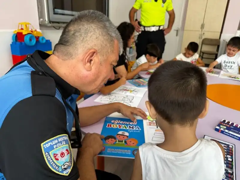 Hatay'da Polis Ekipleri öğrencilere Trafik Eğitimi Verdi 