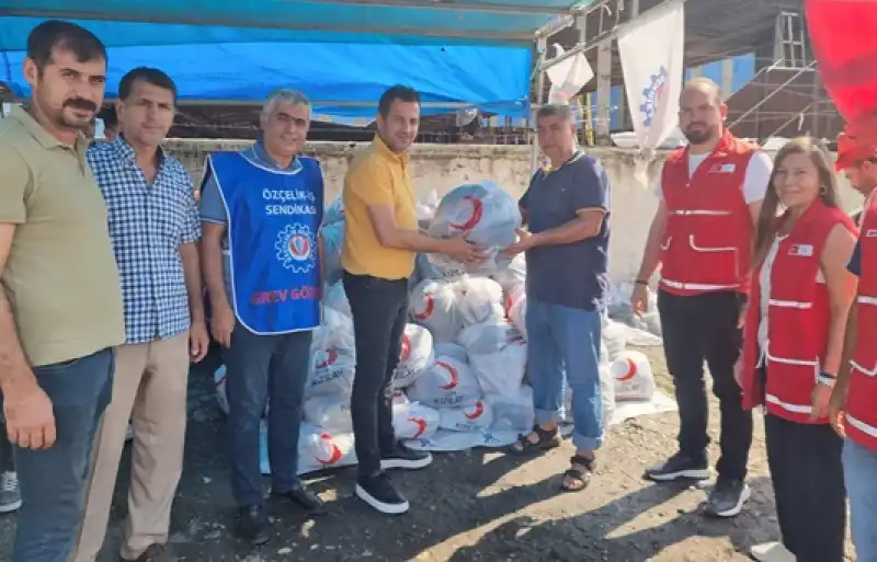 Türk Kızılay’ı İskenderun şubesinden Yol Bulan Emekçilerine Kıyafet Desteği