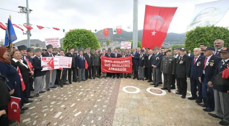 Başkan Öntürk Gaziler Günü’nü Kutladı