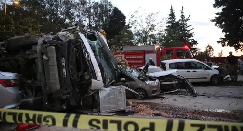 Hatay'da Hafriyat Kamyonunun 9 Araca çarpması Sonucu 5 Kişi Yaralandı