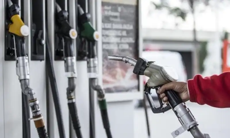 Benzinin Litre Fiyatına Bu Gece 1 Lira 20 Kuruş Zam Bekleniyor